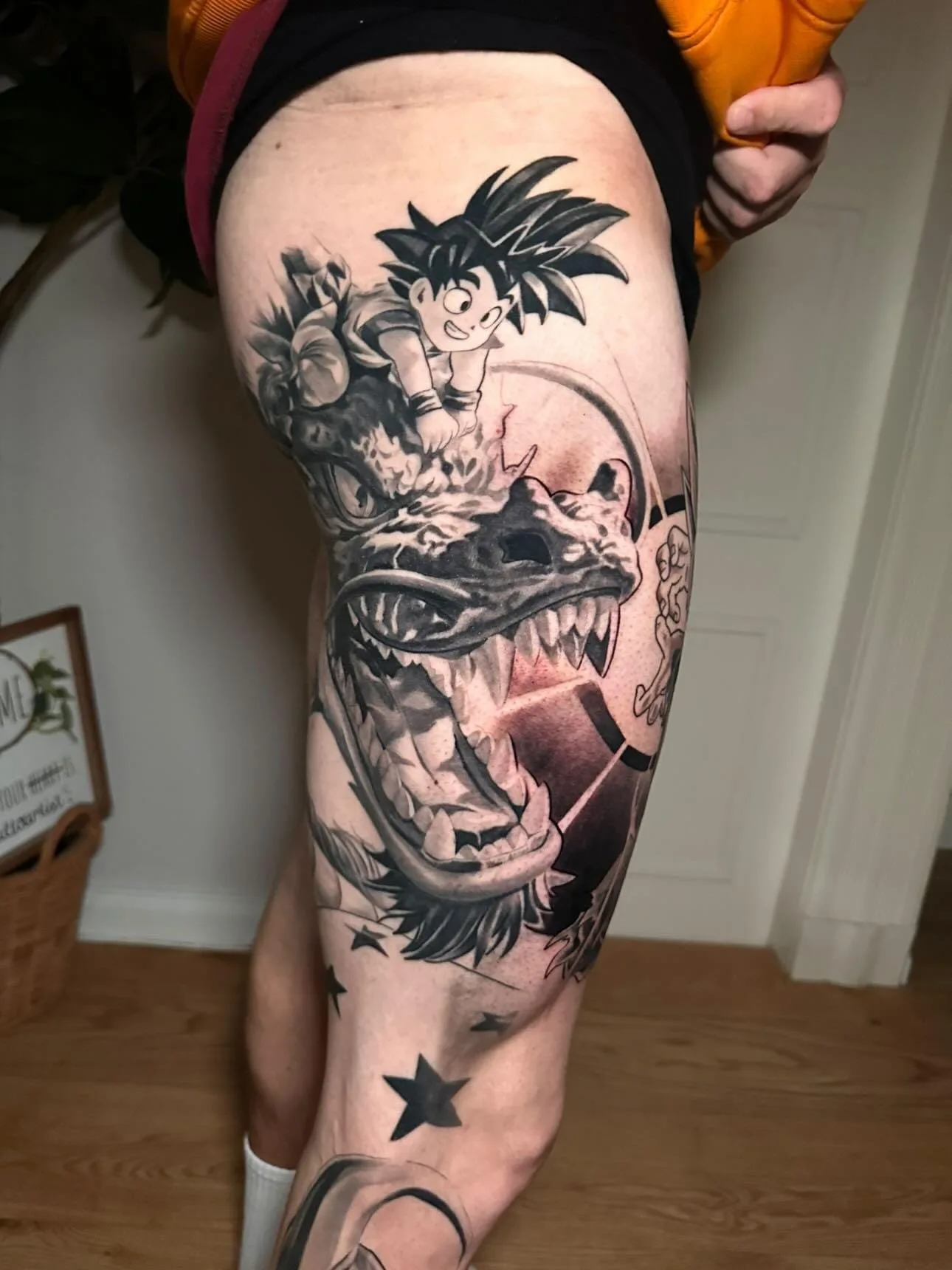Anime Tattoo Drache mit Figur am Oberschenkel – Prime Ink Bremen