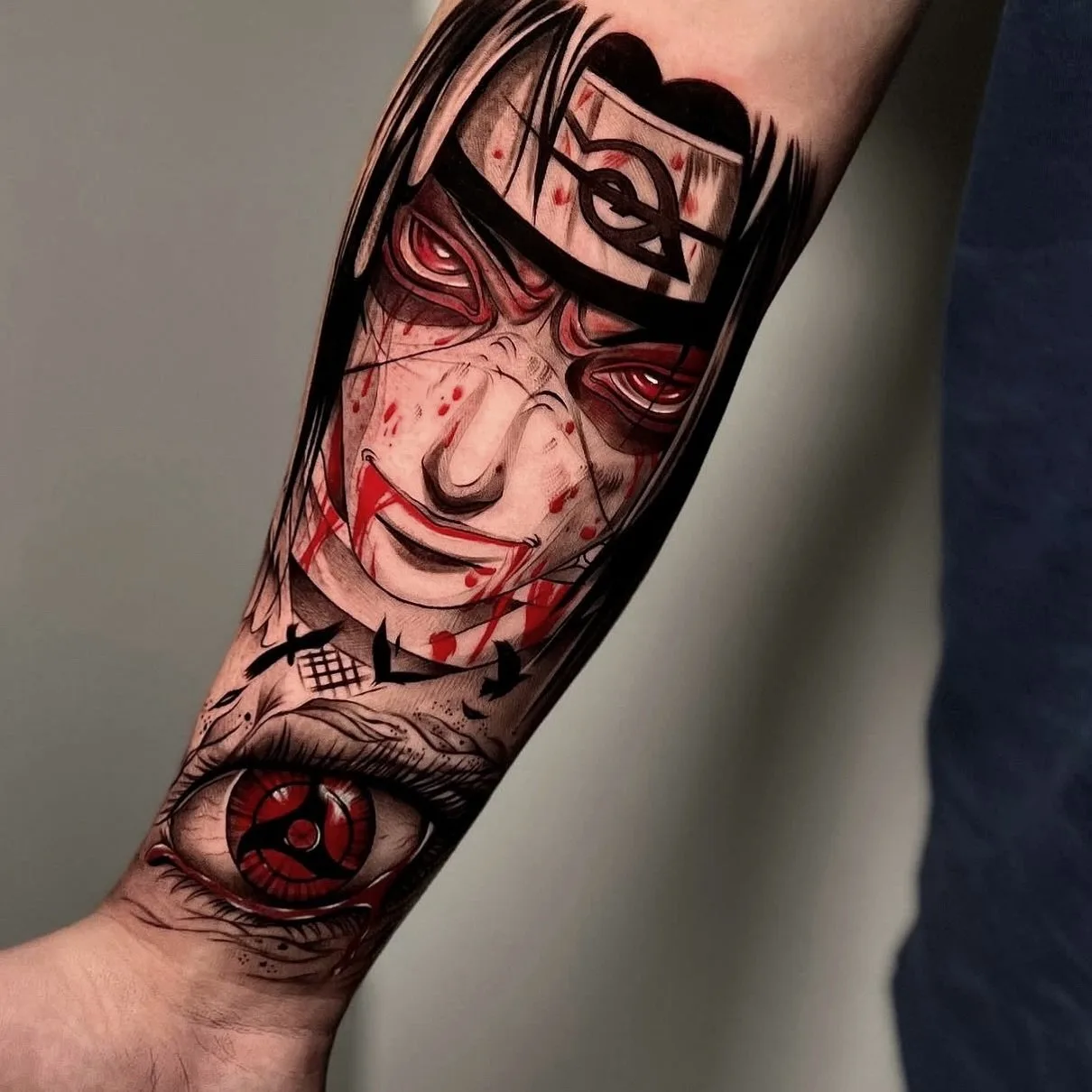 Anime Tattoo Portrait mit roten Akzenten am Unterarm – Prime Ink Bremen