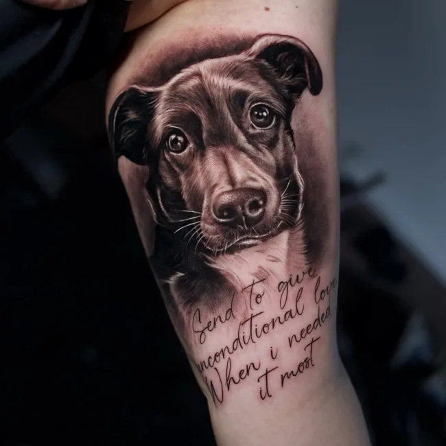 Black and Grey Hundeportrait mit Schriftzug am Oberarm – Chema, Prime Ink Bremen