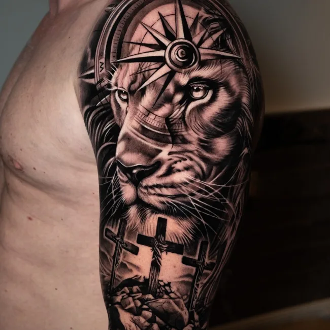 Black and Grey Löwe mit Kompass und Kreuzen am Oberarm – Chema, Prime Ink Bremen