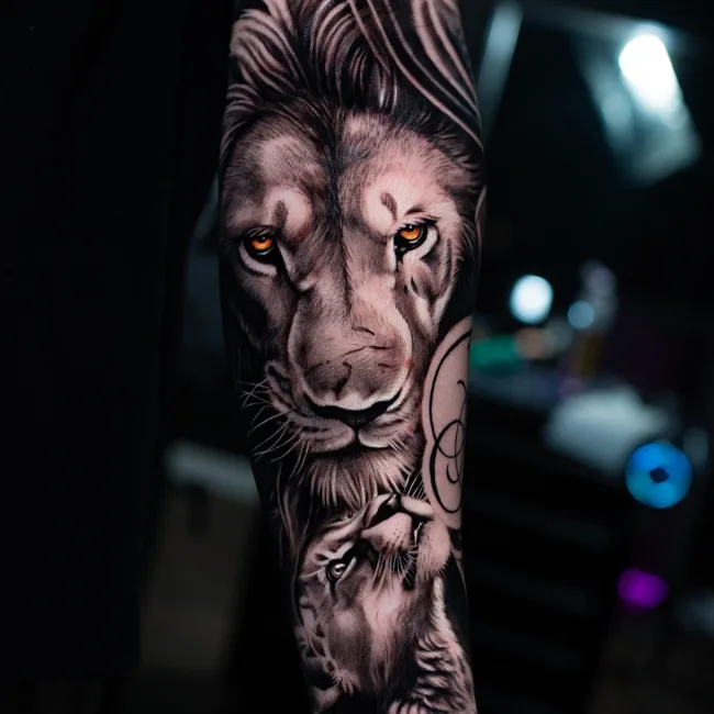 Black and Grey Löwe mit Jungtier am Unterarm – Chema, Prime Ink Bremen