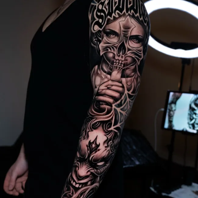 Black and Grey Sleeve Frau mit Totenkopfmaske – Chema, Prime Ink Bremen