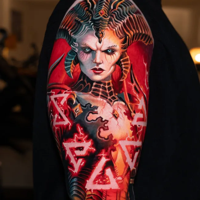 Farbtattoo Dämonin am Oberarm – Chema, Prime Ink Bremen