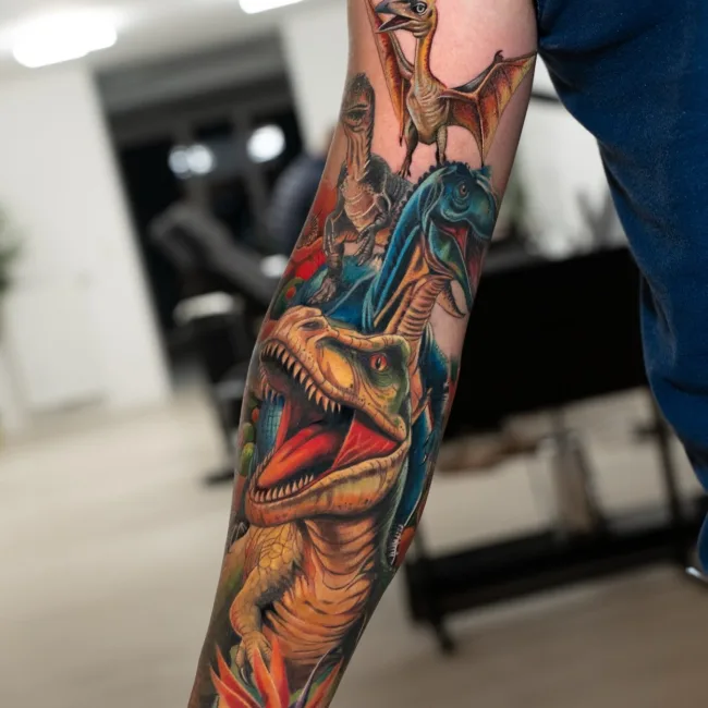 Farbtattoo Dinosaurier-Sleeve am Unterarm – Chema, Prime Ink Bremen