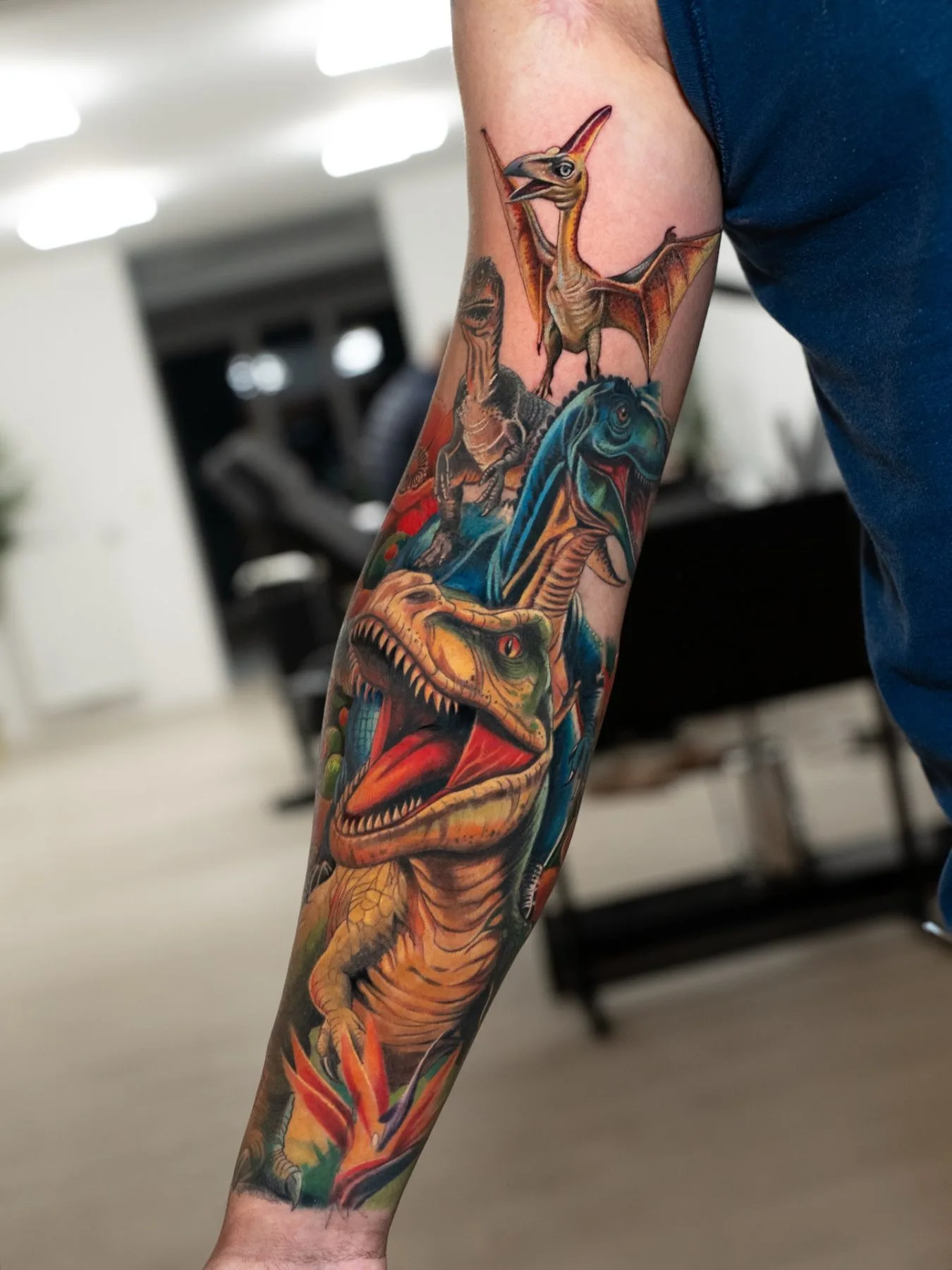 Farbtattoo Dinosaurier-Sleeve am Unterarm – Chema, Prime Ink Bremen