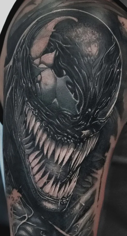 Cover-Up nachher – Oberarm: Black & Grey Monster-Motiv – Prime Ink Bremen
