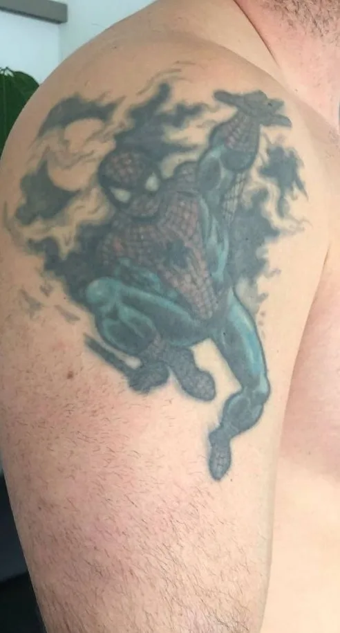 Cover-Up vorher – Oberarm: altes Comic-Motiv – Prime Ink Bremen
