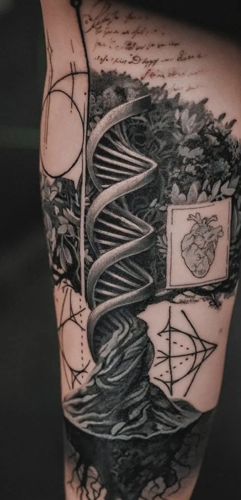 Cover-Up nachher – Unterarm: Black & Grey Baum mit DNA-Helix – Prime Ink Bremen