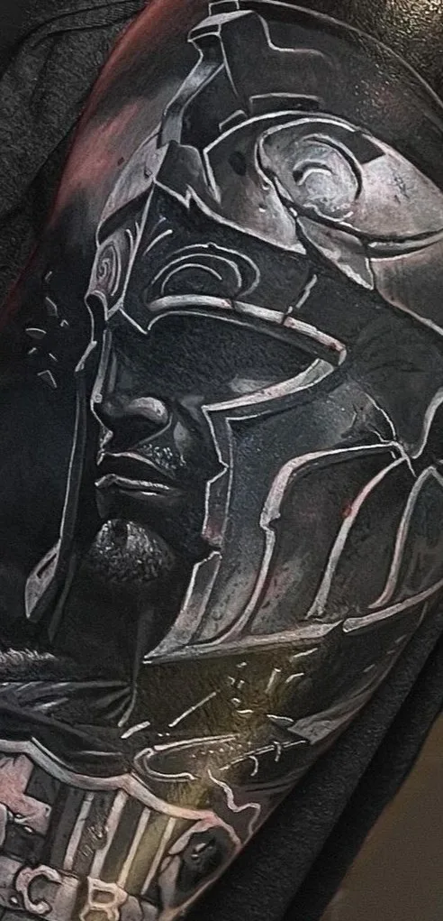 Cover-Up nachher – Schulter: Black & Grey Gladiatorhelm – Prime Ink Bremen
