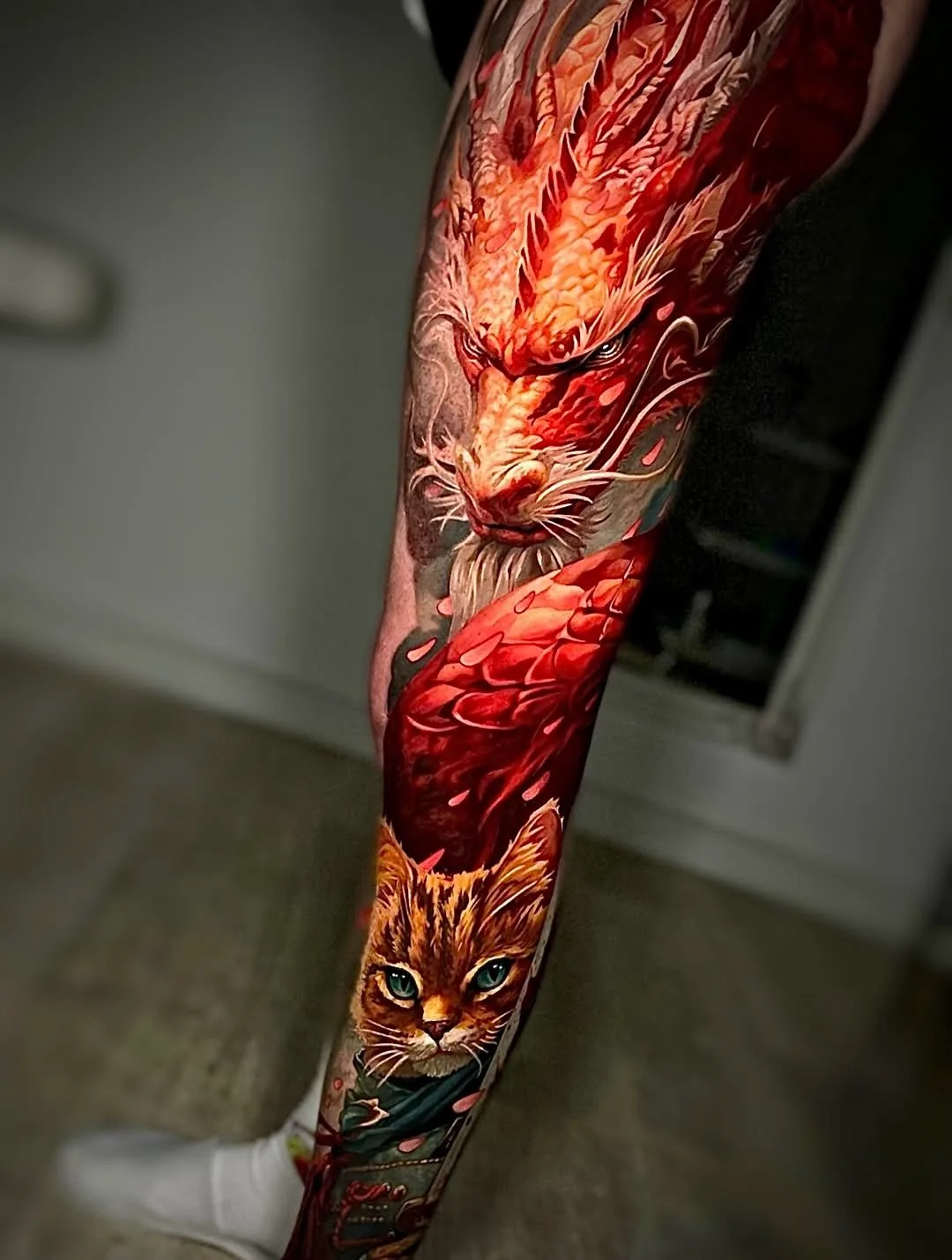 Farbtattoo Bein-Sleeve roter Drache mit Katze – Prime Ink Bremen