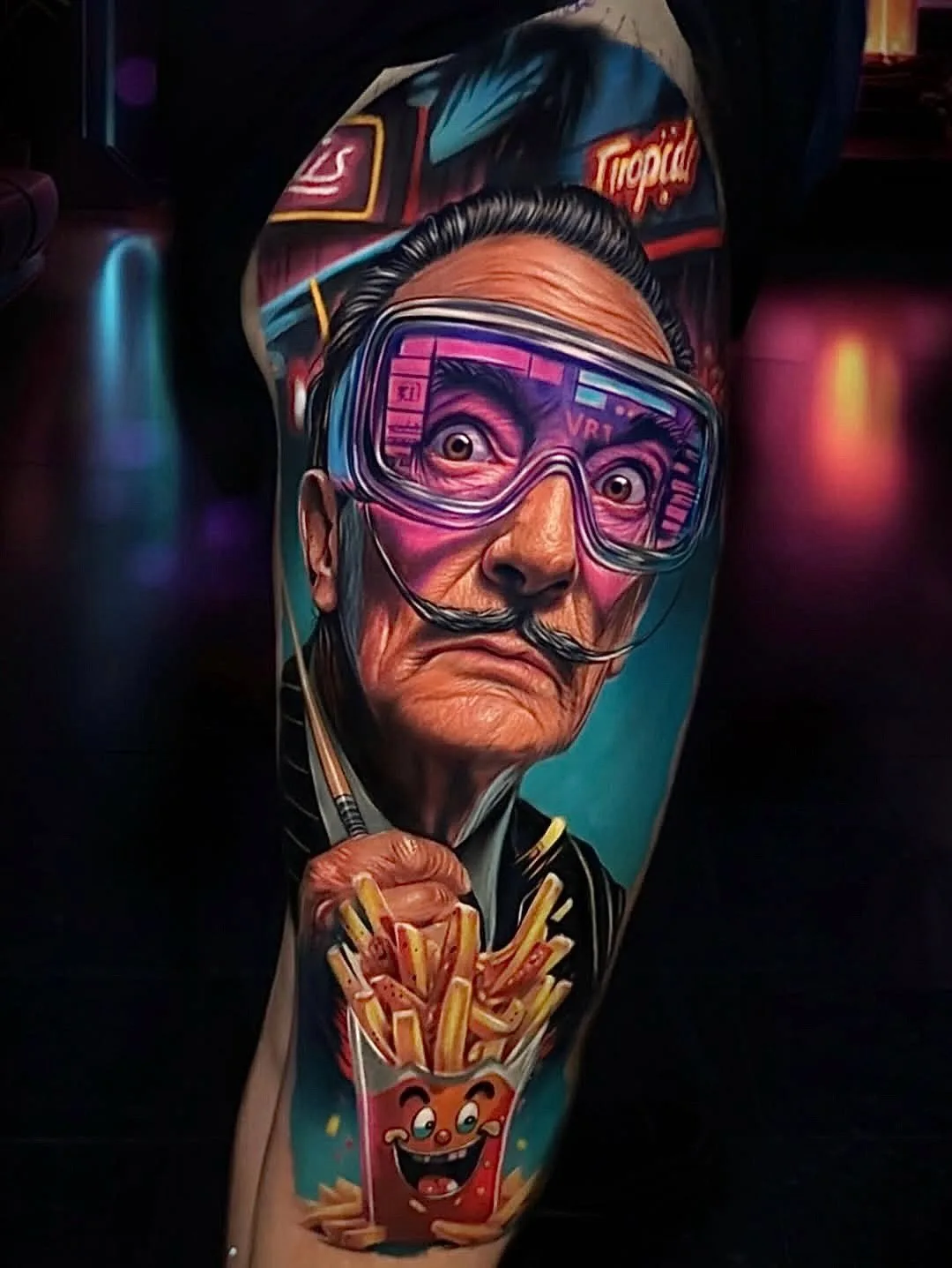 Realistisches Farbtattoo Portrait mit Neon-Brille und Pommes am Oberschenkel – Prime Ink Bremen