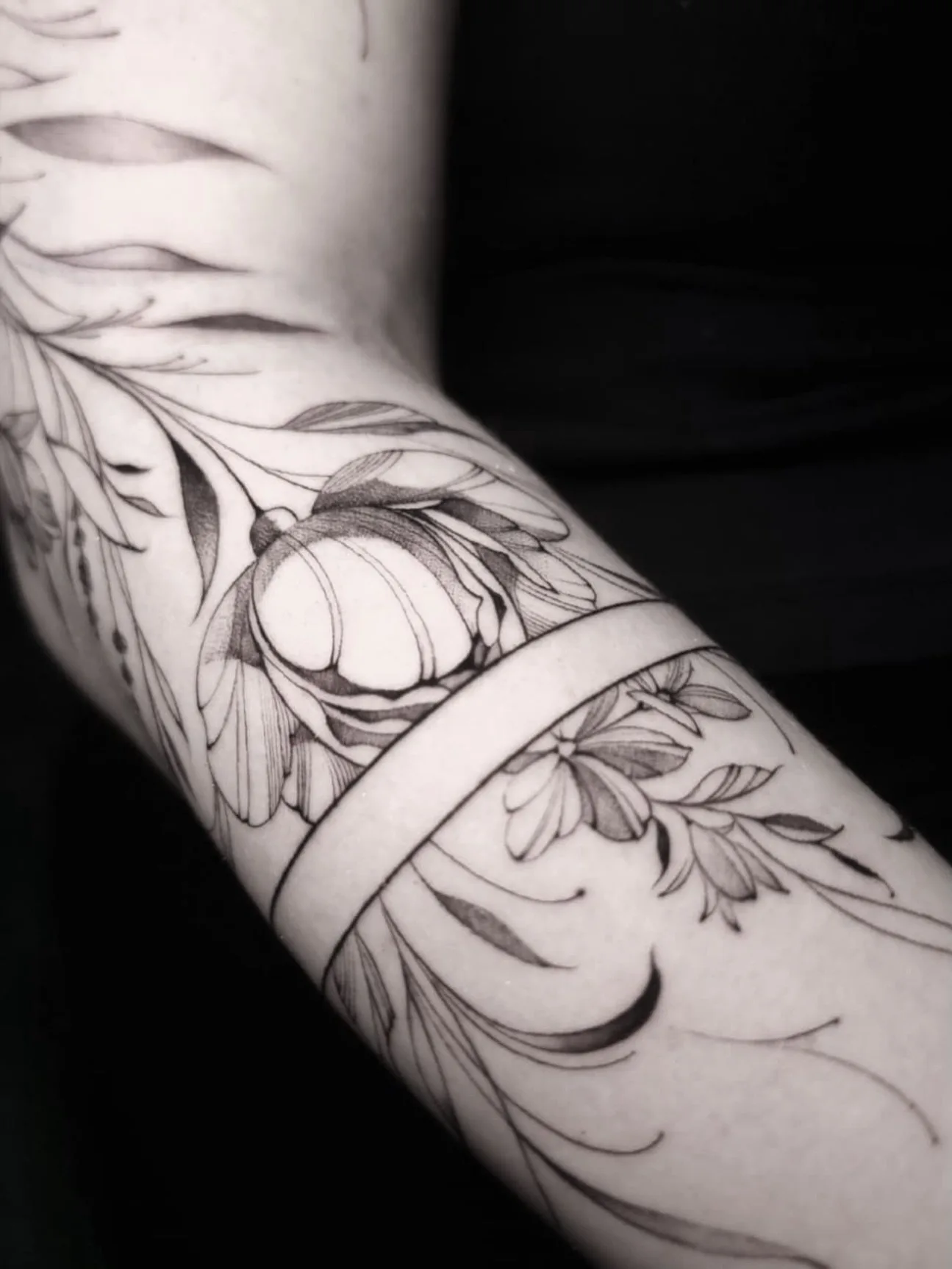 Fineline Tattoo Blumen mit Band am Arm – Prime Ink Bremen