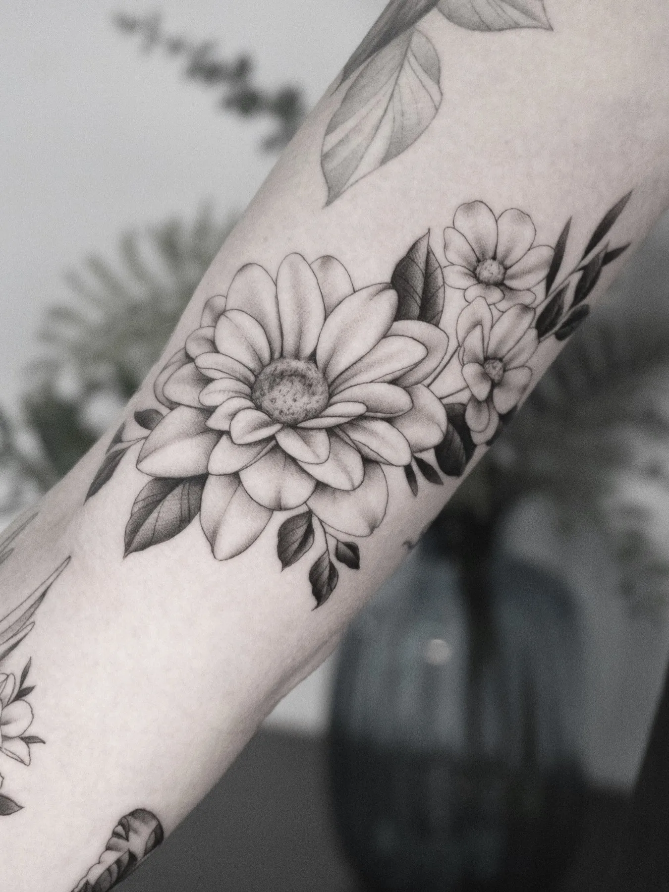 Fineline Tattoo Blumen am Unterarm – Prime Ink Bremen