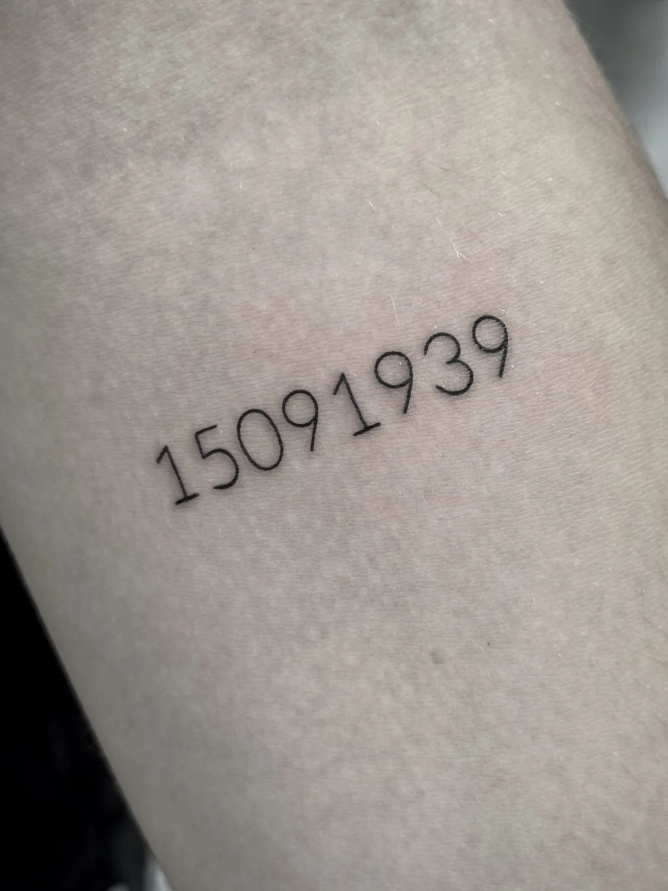 Fineline Tattoo Datum in Zahlen am Unterarm – Prime Ink Bremen