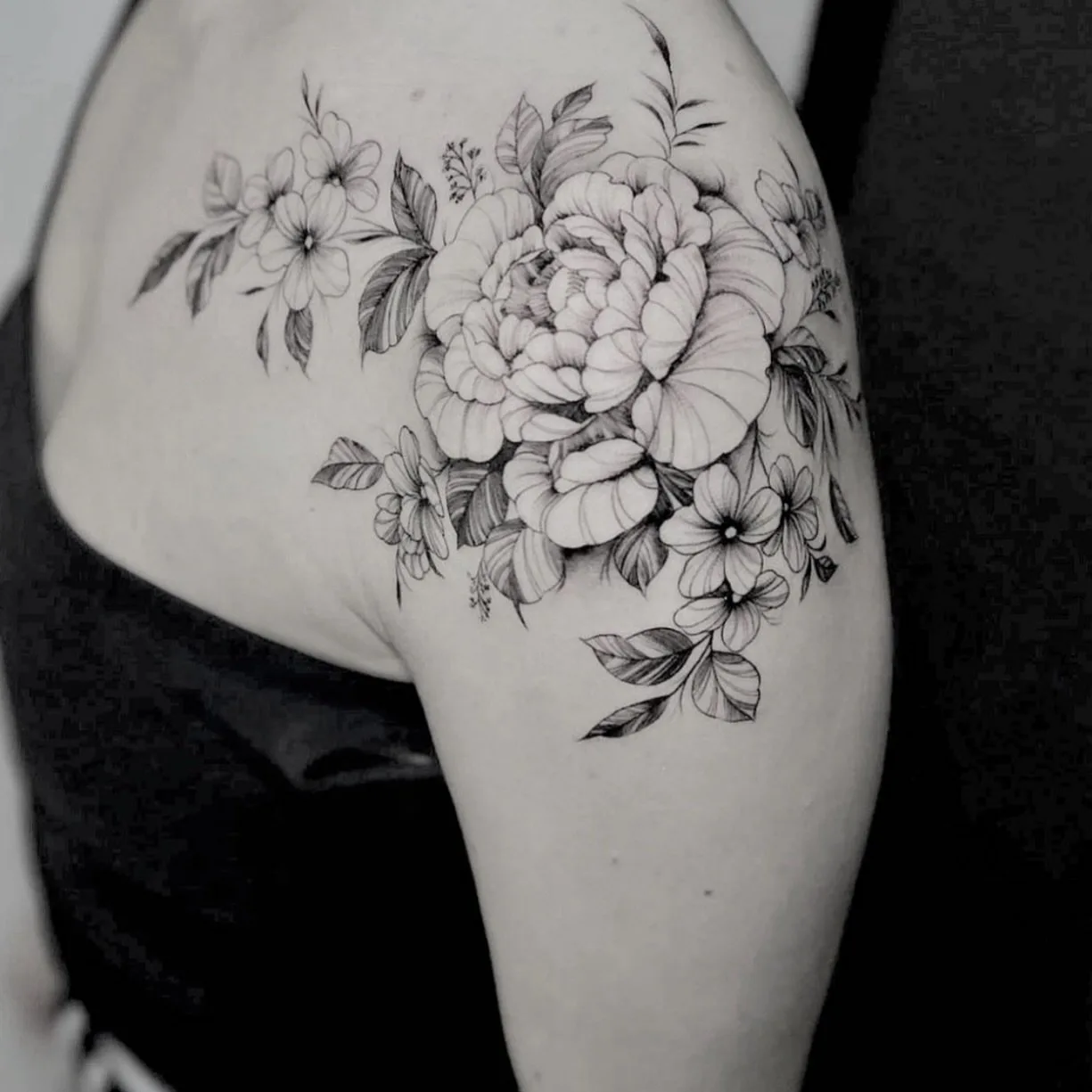 Fineline Tattoo Pfingstrose mit Blüten an der Schulter – Prime Ink Bremen