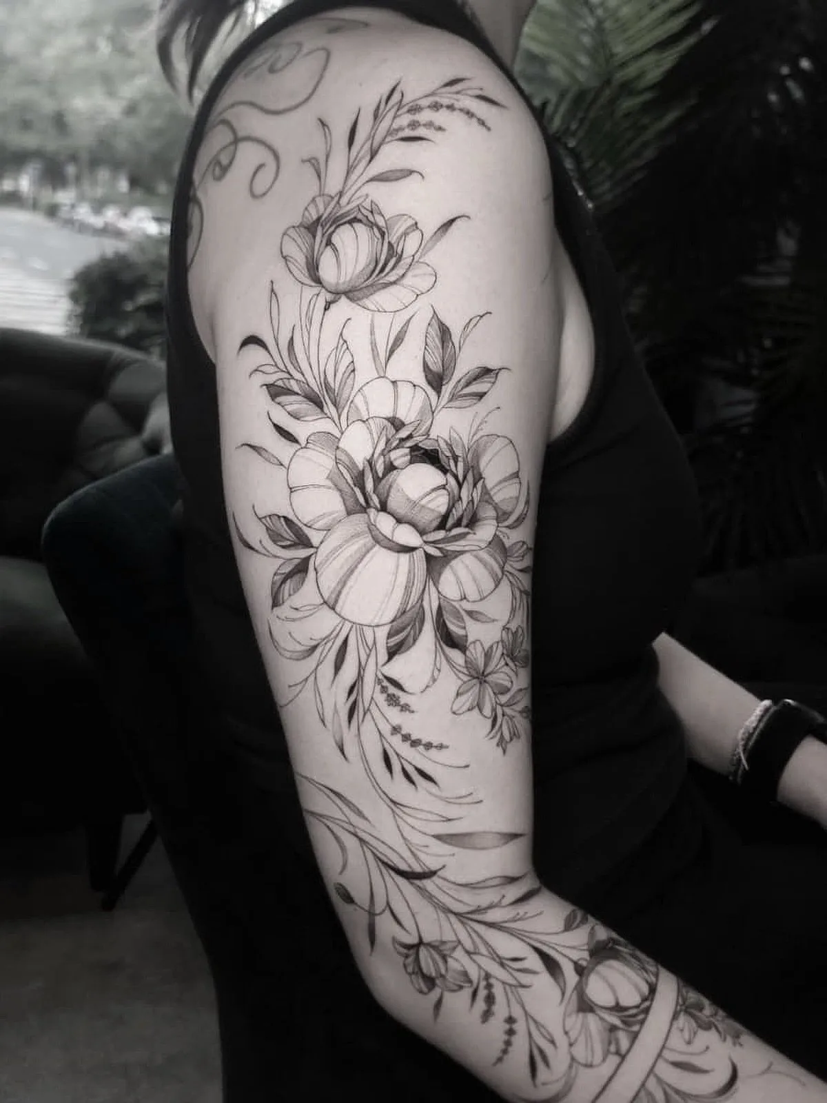 Fineline Tattoo Pfingstrosen am Oberarm – Prime Ink Bremen