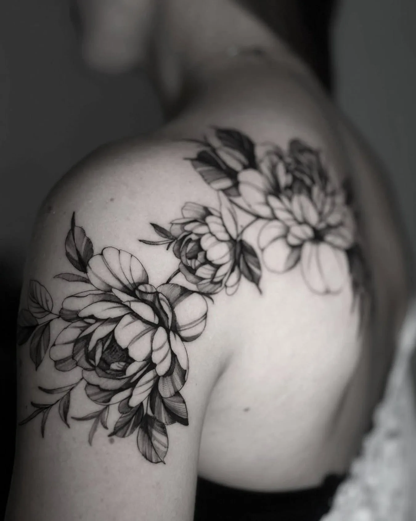 Fineline Tattoo Pfingstrosen an der Schulter – Prime Ink Bremen