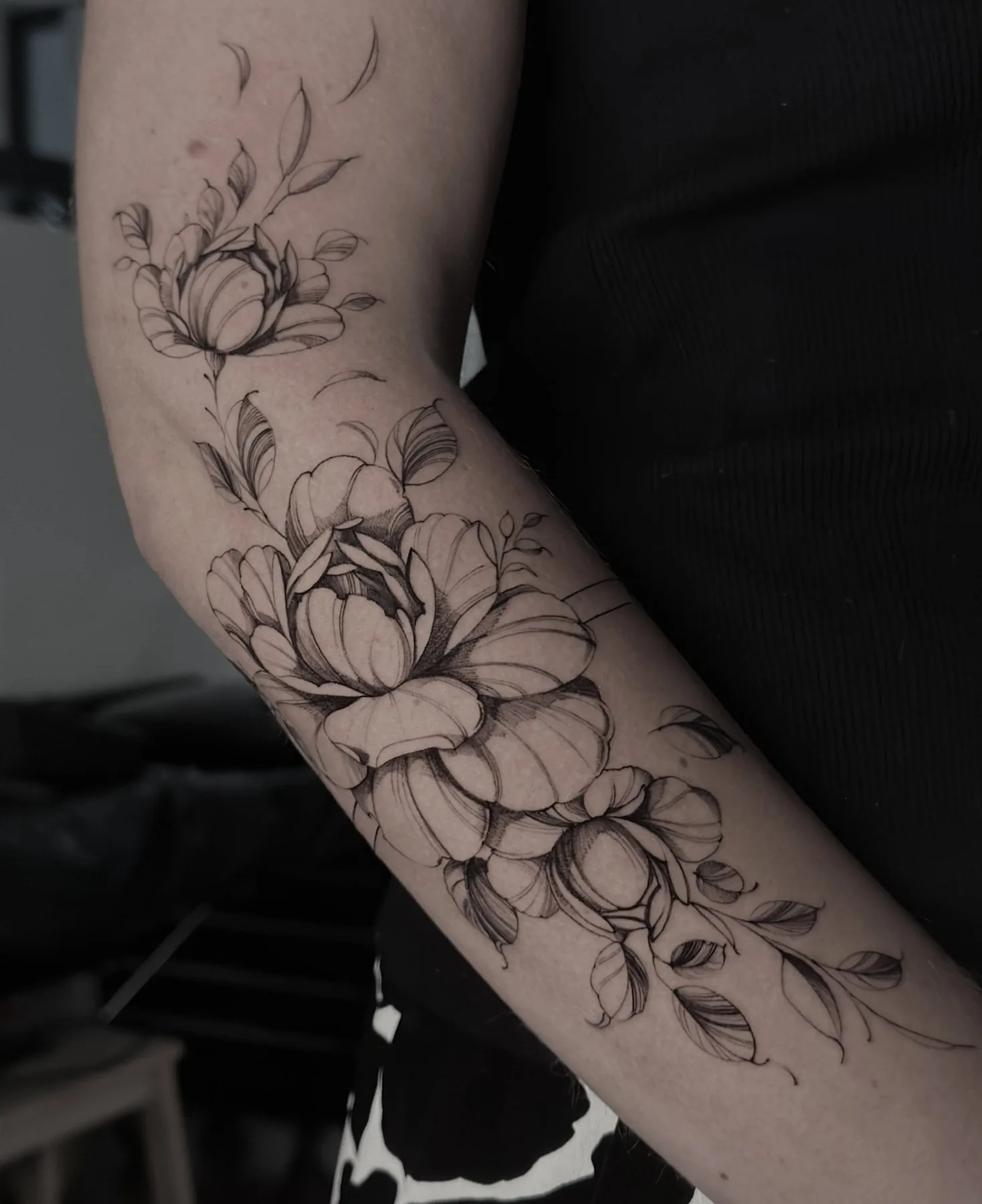 Fineline Tattoo Pfingstrosen am Unterarm – Prime Ink Bremen