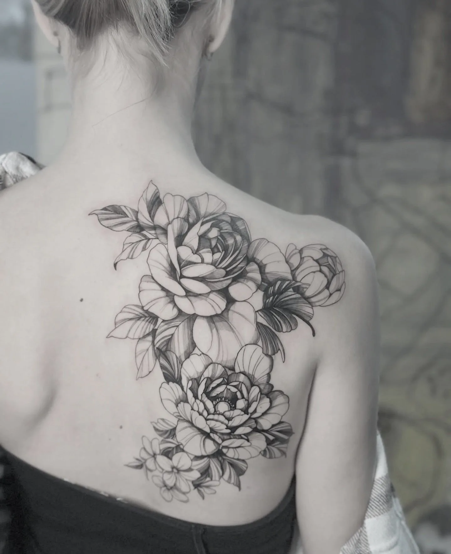 Fineline Tattoo Rosen und Pfingstrosen am Schulterblatt – Prime Ink Bremen