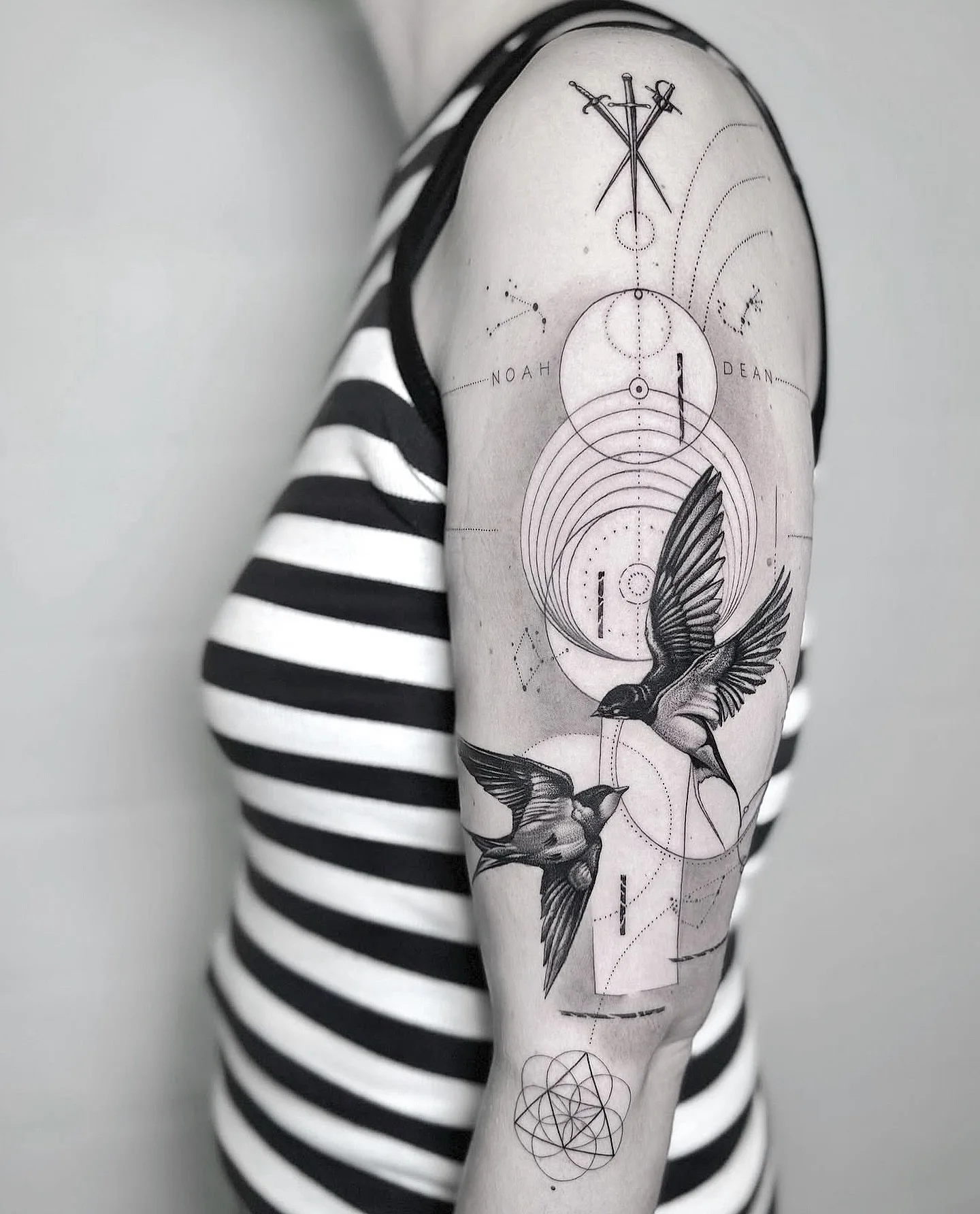 Fineline Tattoo Schwalben mit Geometrie am Oberarm – Prime Ink Bremen