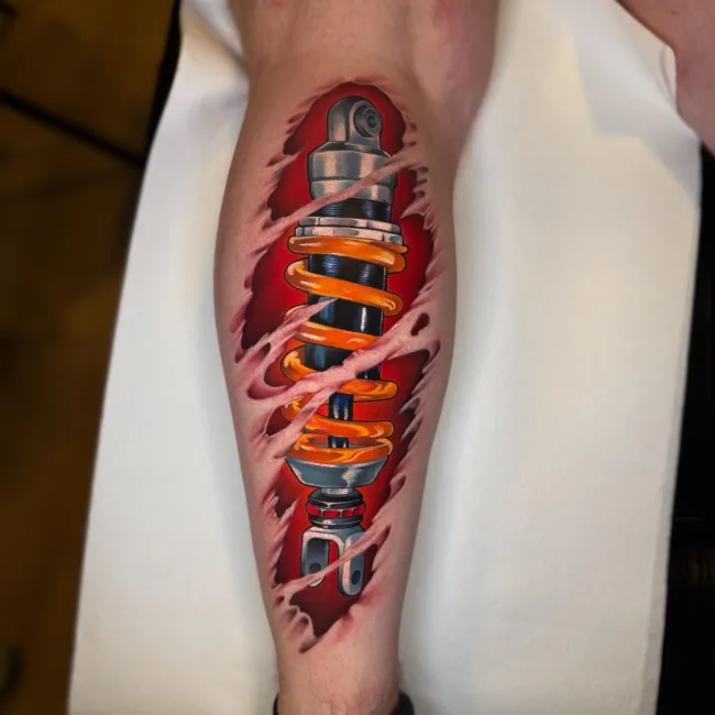 Biomech Tattoo Stoßdämpfer an der Wade in Farbe – Junior, Prime Ink Bremen