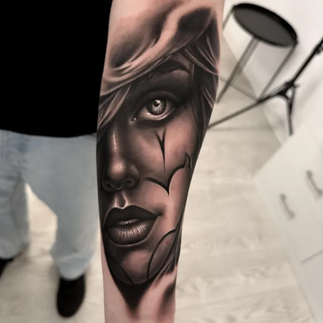 Black and Grey Realistic Tattoo Frauengesicht am Unterarm – Junior, Prime Ink Bremen
