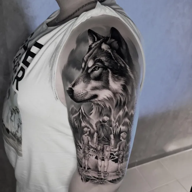 Black and Grey Realistic Tattoo Wolf mit Familie am Oberarm – Junior, Prime Ink Bremen