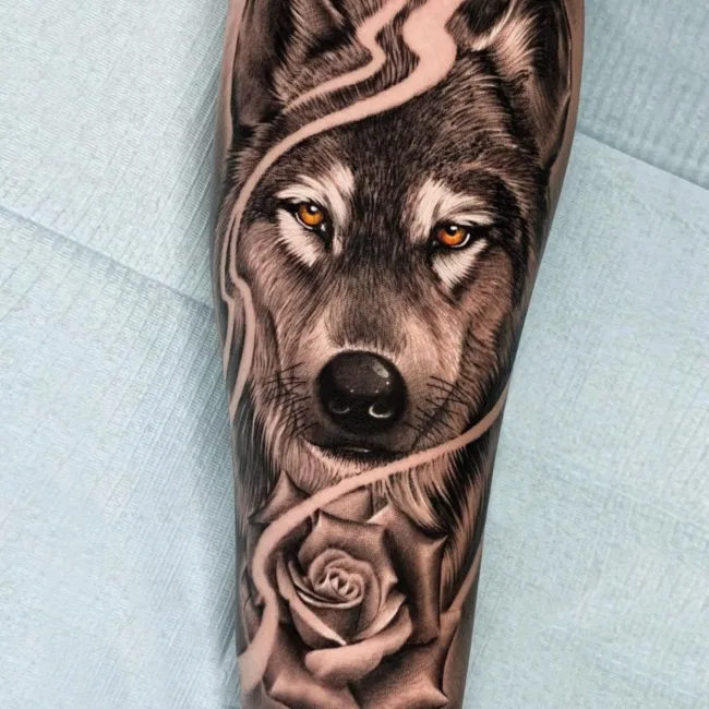 Black and Grey Realistic Tattoo Wolf mit Rose am Unterarm – Junior, Prime Ink Bremen