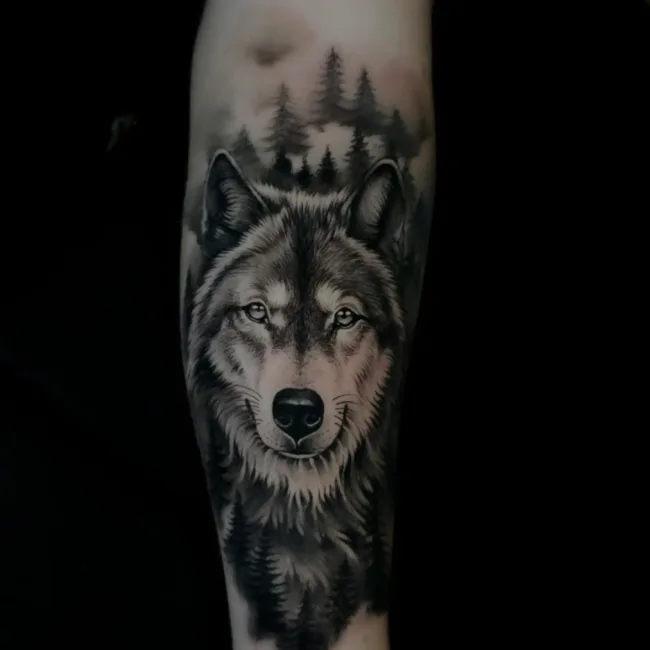 Black and Grey Tattoo Wolf mit Wald am Unterarm – Junior, Prime Ink Bremen