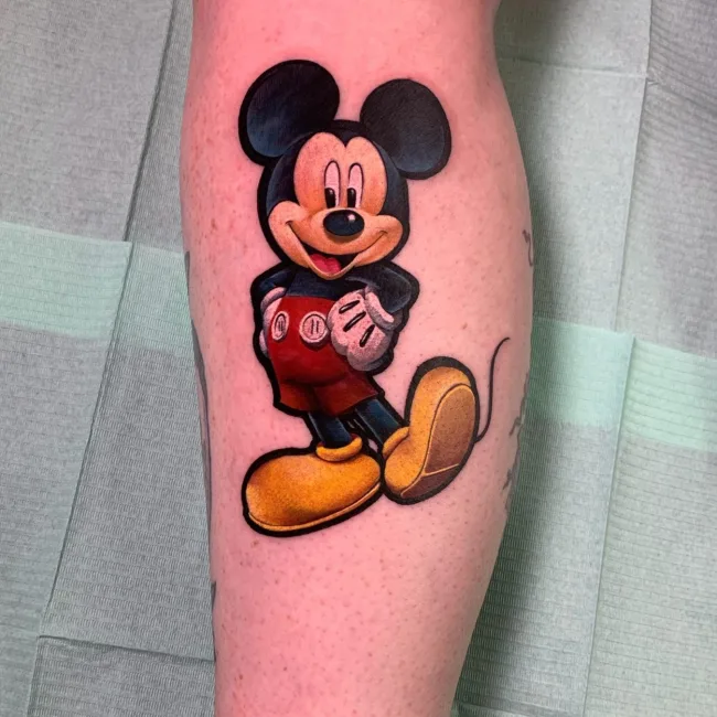 Cartoon Tattoo Mickey Mouse an der Wade in Farbe – Junior, Prime Ink Bremen