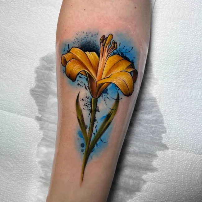 Farbtattoo gelbe Lilie am Unterarm – Junior, Prime Ink Bremen