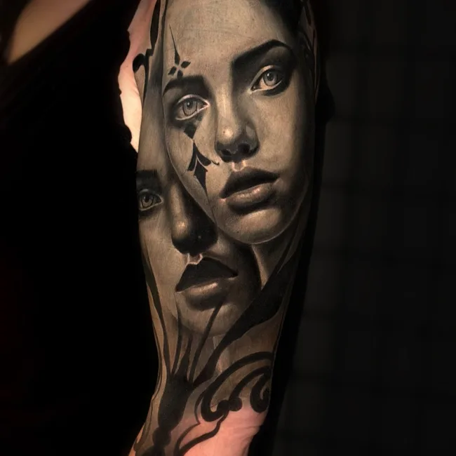 Black and Grey Frauengesichter am Oberarm – Kate, Prime Ink Bremen