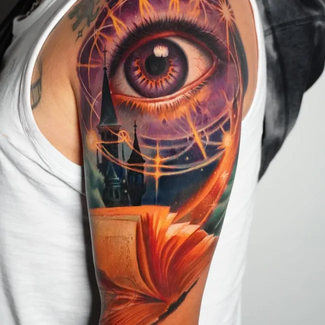 Farbtattoo Auge mit Schloss und Buch am Oberarm – Kate, Prime Ink Bremen