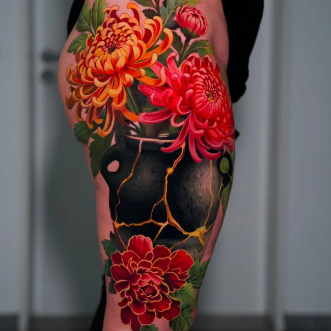 Farbtattoo Chrysanthemen mit Kintsugi-Vase am Oberschenkel – Kate, Prime Ink Bremen