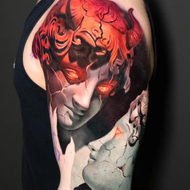 Farbtattoo Dämon und Statuen-Gesichter am Oberarm – Kate, Prime Ink Bremen