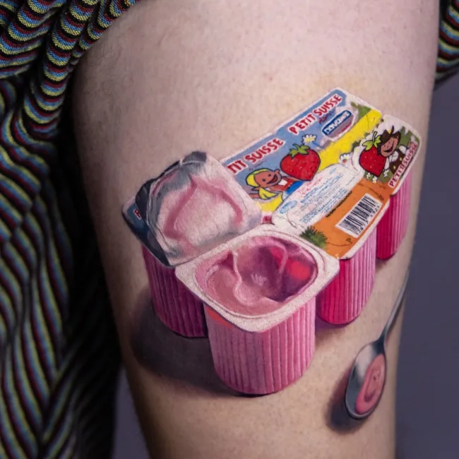 Realistisches Farbtattoo Joghurtbecher am Oberschenkel – Kate, Prime Ink Bremen