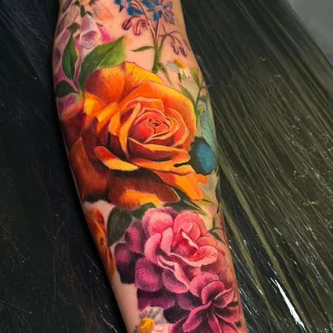 Farbtattoo Rosen und Blumen am Unterarm – Kate, Prime Ink Bremen