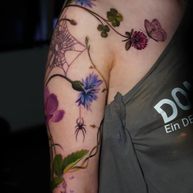 Farbtattoo Wildblumen an Schulter und Arm – Kate, Prime Ink Bremen
