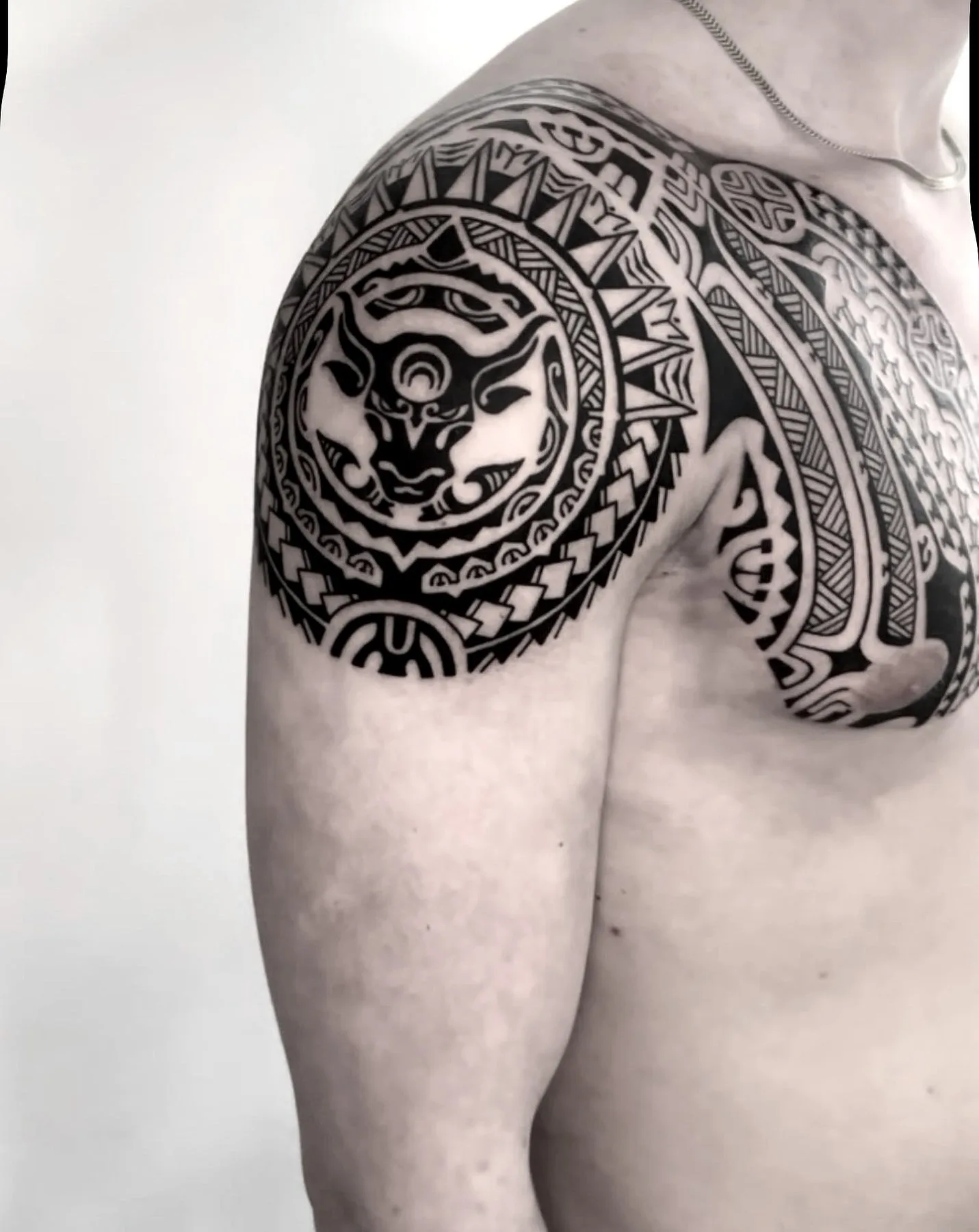 Maori und polynesisches Tattoo an Schulter und Brust – Prime Ink Bremen