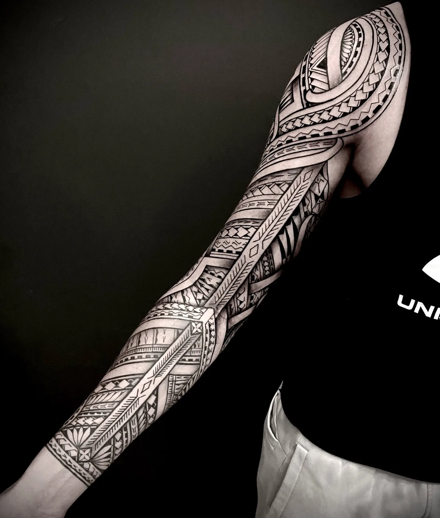 Maori und polynesisches Tattoo als kompletter Arm-Sleeve – Prime Ink Bremen