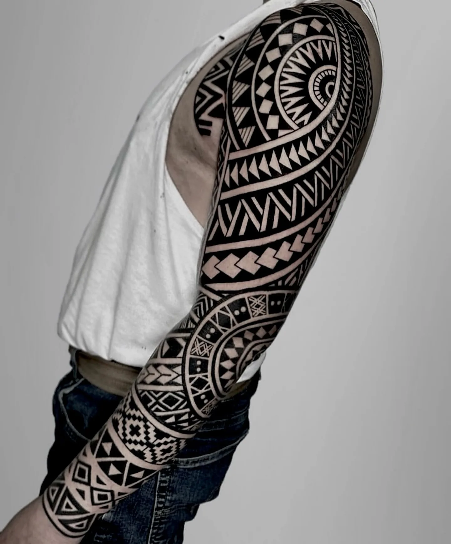 Maori und polynesisches Blackwork-Sleeve am Arm – Prime Ink Bremen