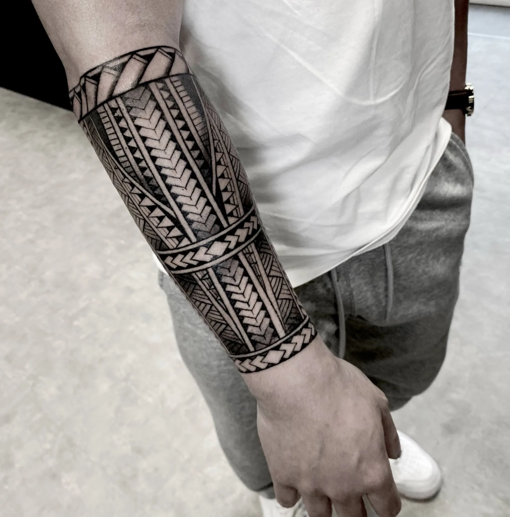 Maori und polynesisches Tattoo als Manschette am Unterarm – Prime Ink Bremen