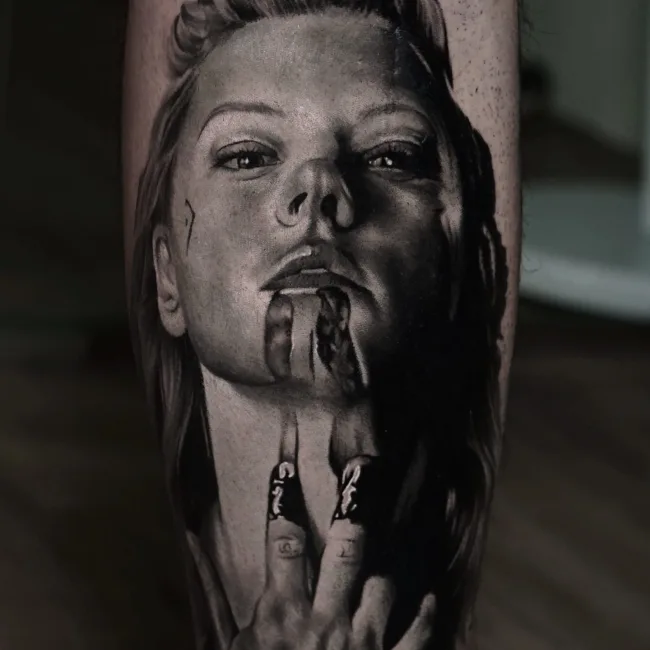 Realistic Black and Grey Tattoo Frauengesicht am Bein – Vroma, Prime Ink Bremen