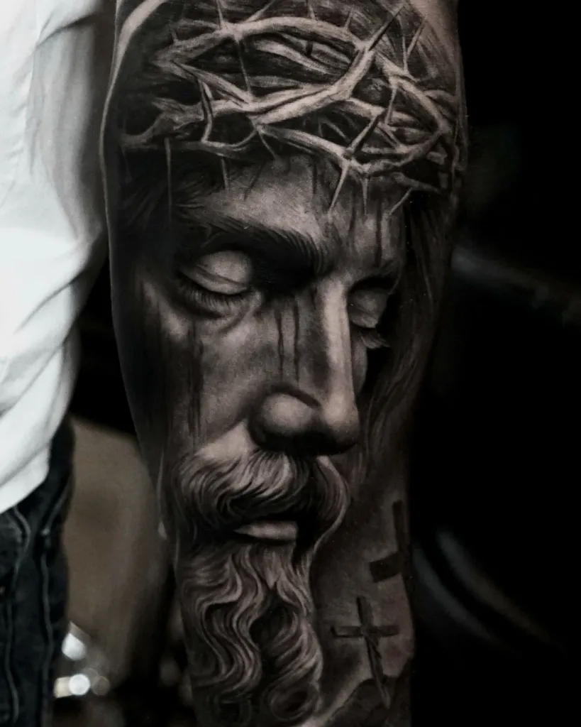 Realistic Black and Grey Tattoo Jesus mit Dornenkrone am Unterarm – Vroma, Prime Ink Bremen