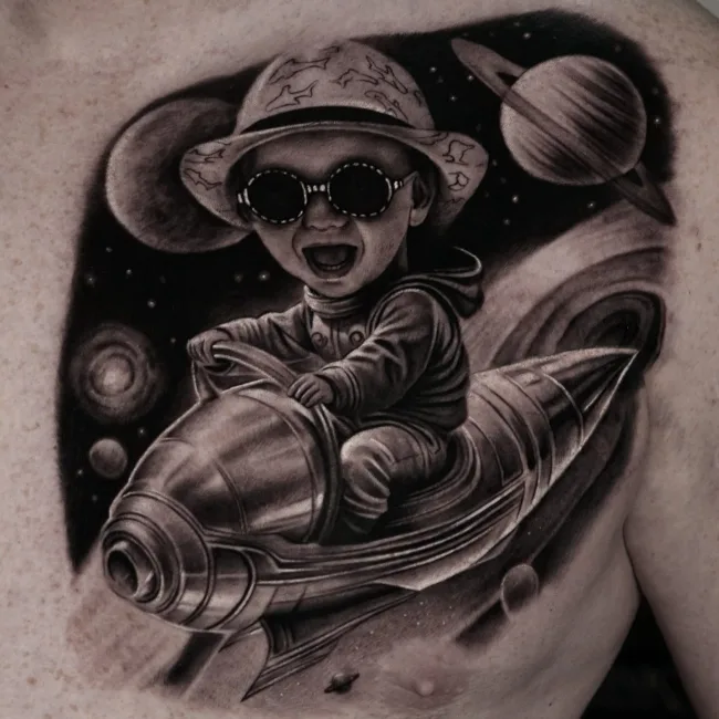 Realistic Black and Grey Tattoo Kind auf Rakete im Weltall auf der Brust – Vroma, Prime Ink Bremen