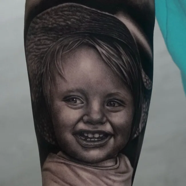 Realistic Black and Grey Kinderportrait Tattoo am Unterarm – Vroma, Prime Ink Bremen