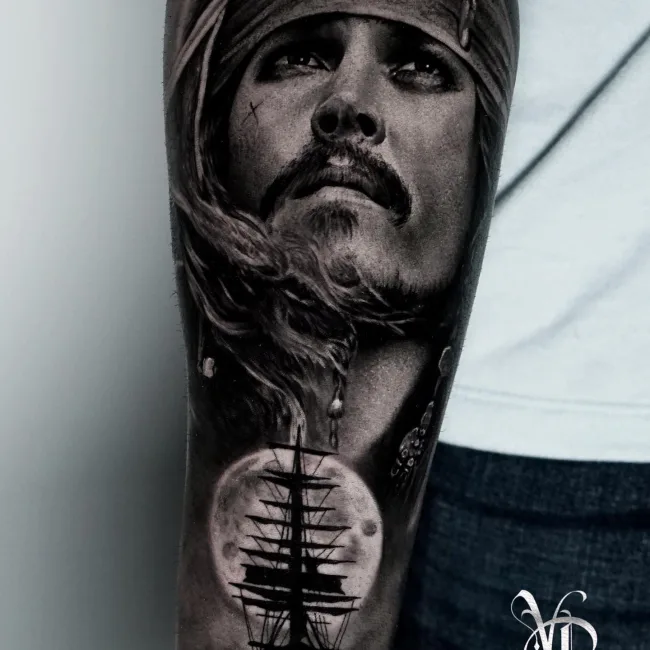 Realistic Black and Grey Portrait Tattoo Pirat mit Schiff am Unterarm – Vroma, Prime Ink Bremen